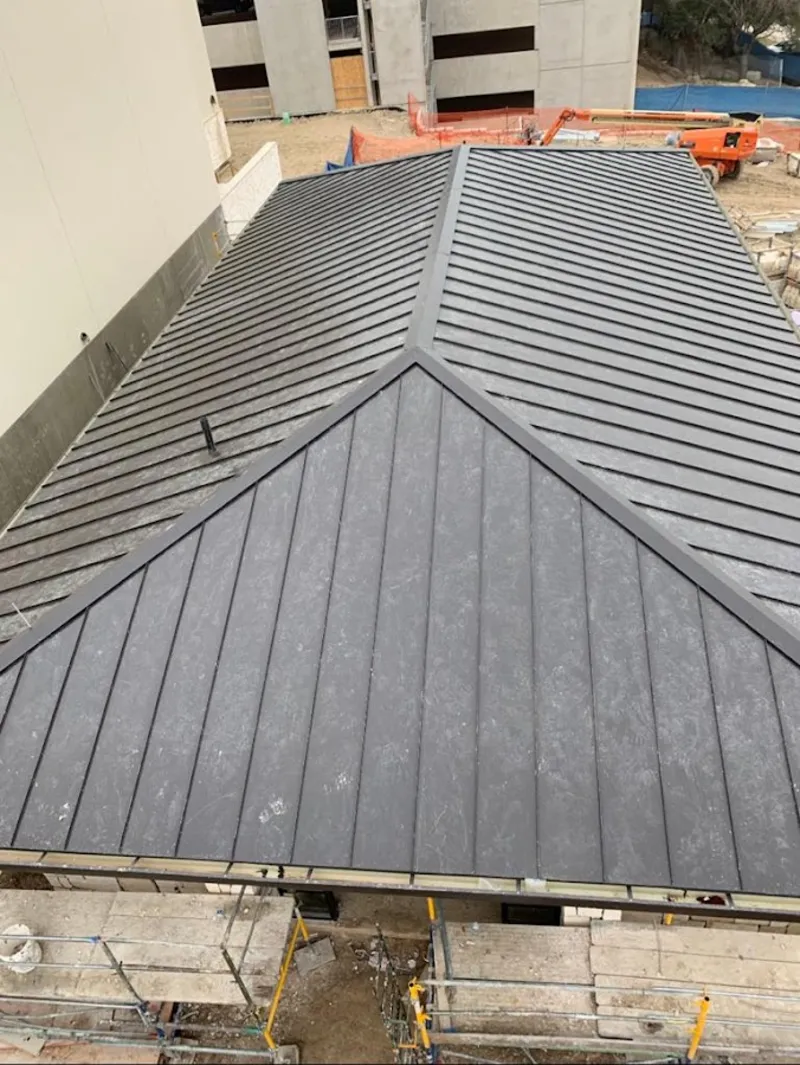 Commercial metal roof construction with crane equipment in Naranja