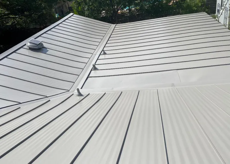 Solar attic fan installed on a metal roof for Roof Ventilation in Naranja
